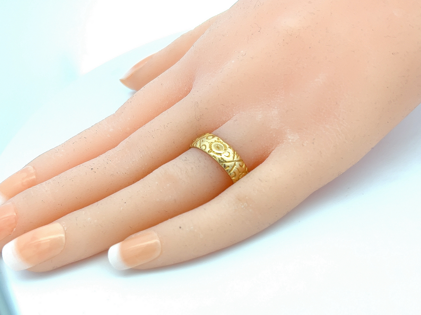 Antique Edwardian 18ct Gold Hand Engraved Wedding Ring