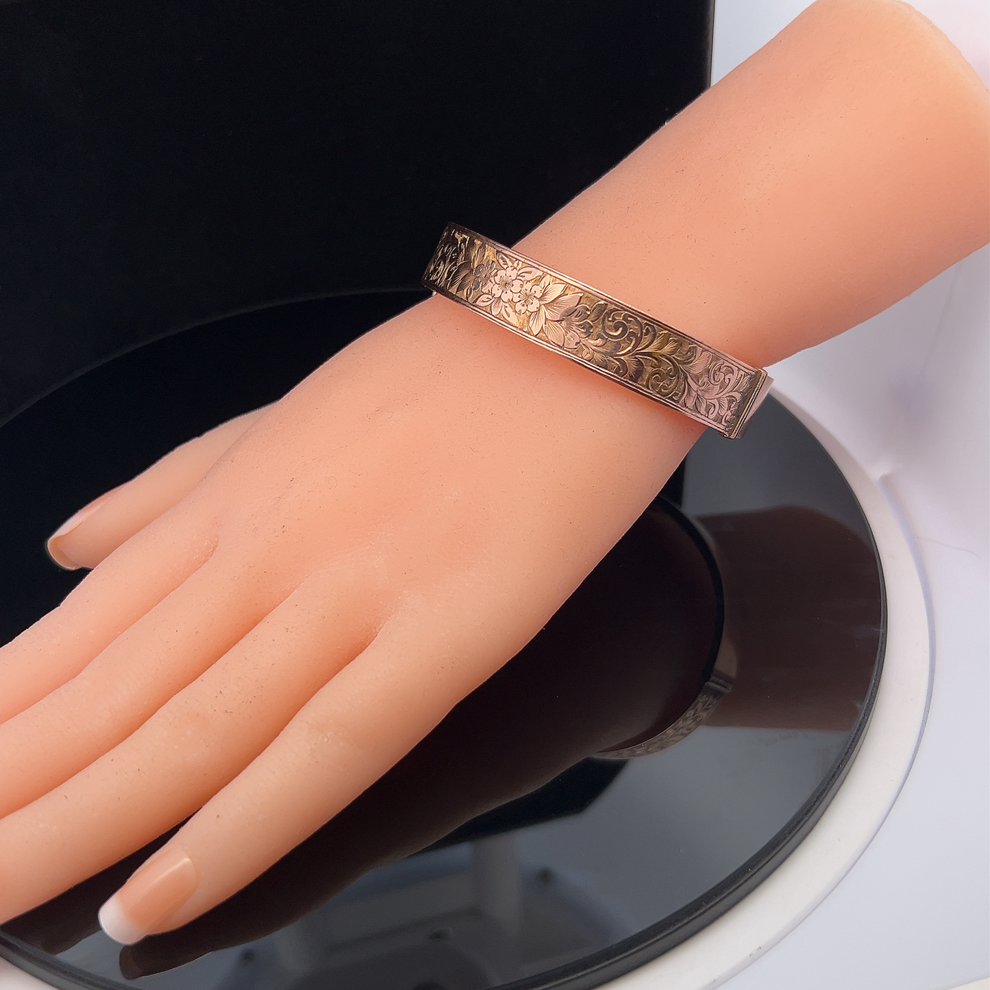 Antique Art Deco 9ct Rose Gold Hinged Bangle with Engraved Foliate Motifs