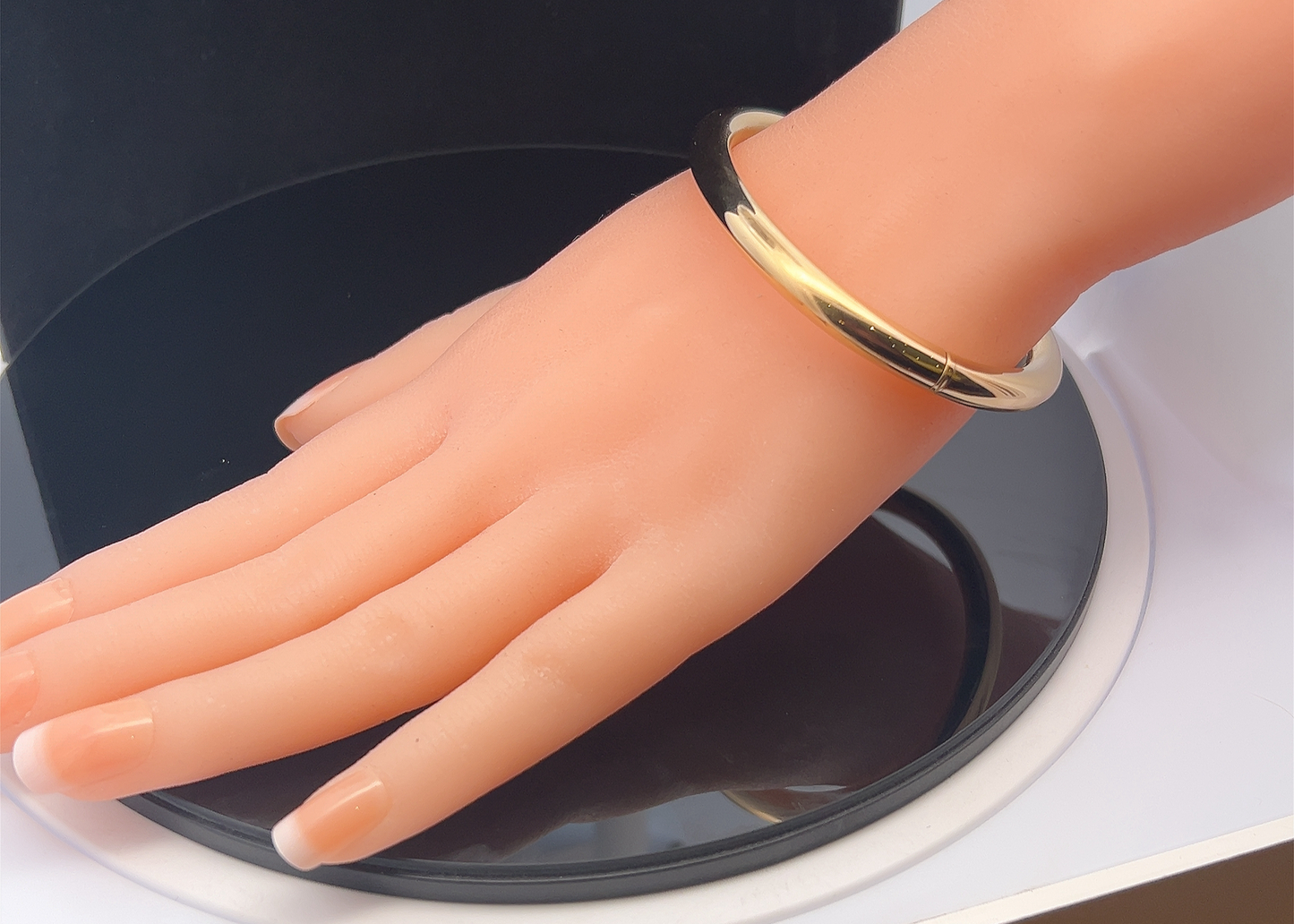 Vintage 18ct Gold Plain Oval Section Hinged Bangle