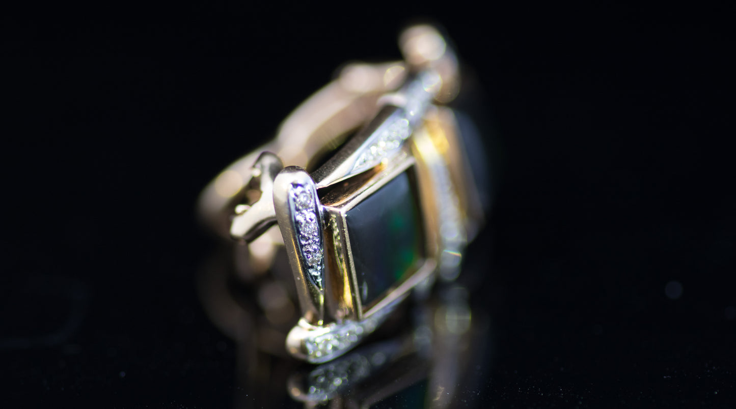 Vinatge 18ct Gold Ammolite and Diamond Fancy Earrings. Lovey Quality.