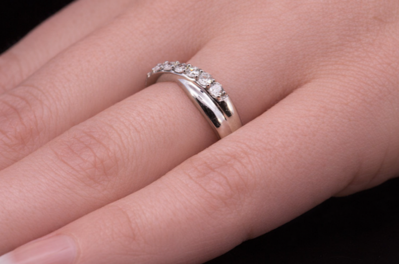 Pre-Loved Certified Natural Diamond Crossover Half Eternity Platinum Ring. 0.28 Carats.