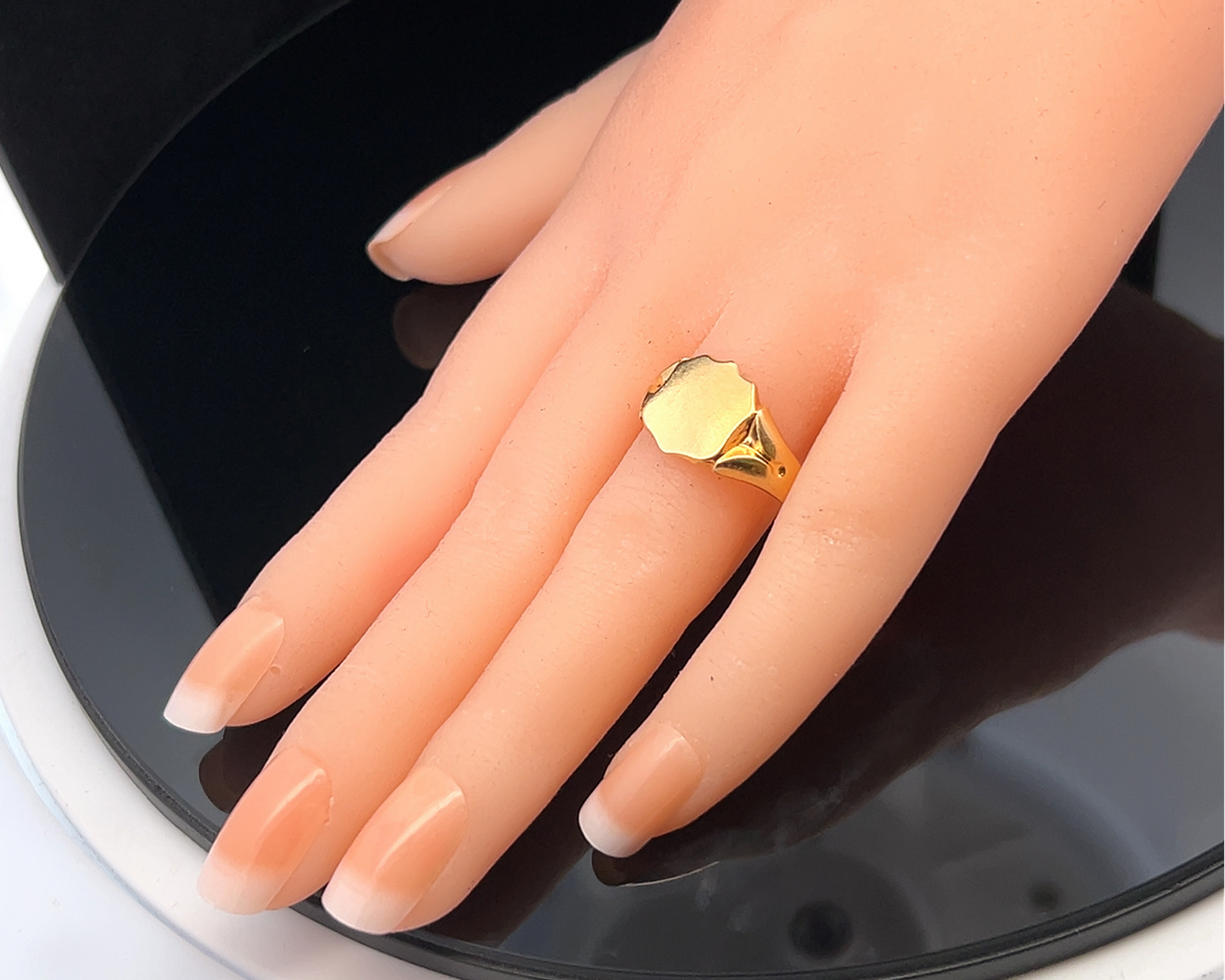 Vintage Art Deco Shield Motif 18ct Gold Signet Ring