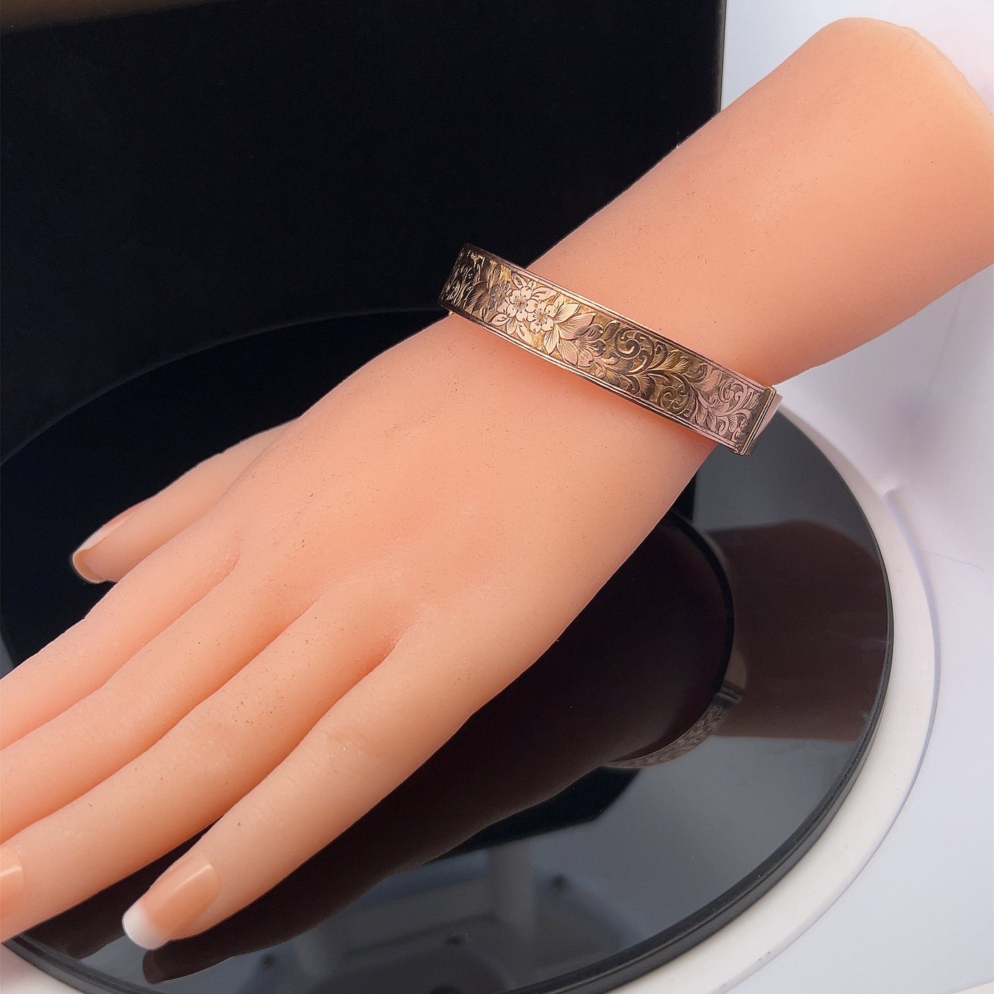 Antique Art Deco 9ct Rose Gold Hinged Bangle with Engraved Foliate Motifs. Dated Chester 1920.