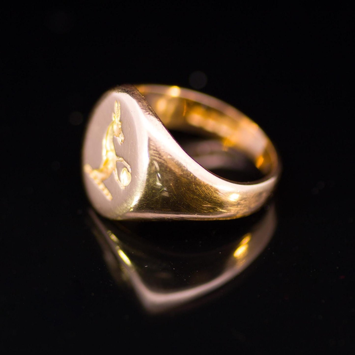 Antique 18ct Gold Seal Engraved Signet Ring. Hamilton Family Crest English Hallmarked 1922.