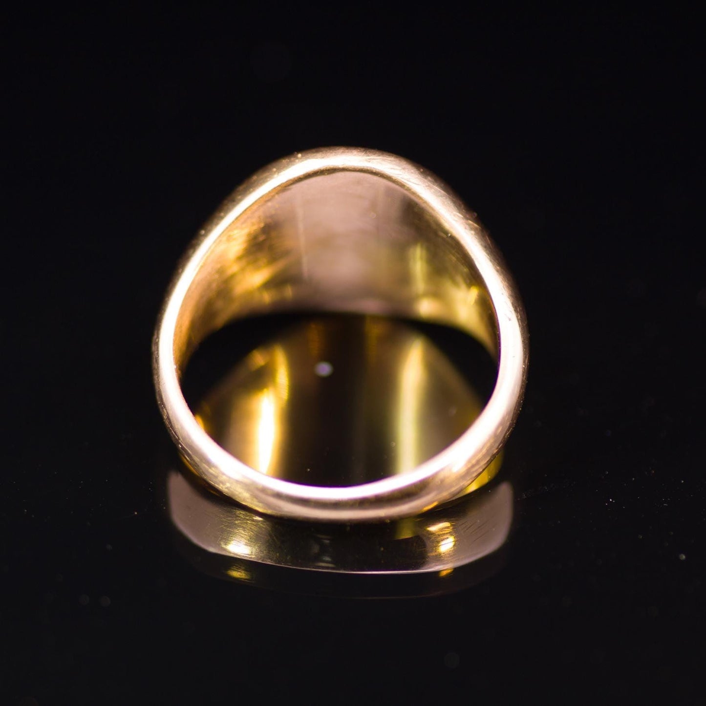 Antique 18ct Gold Seal Engraved Signet Ring. Hamilton Family Crest English Hallmarked 1922.