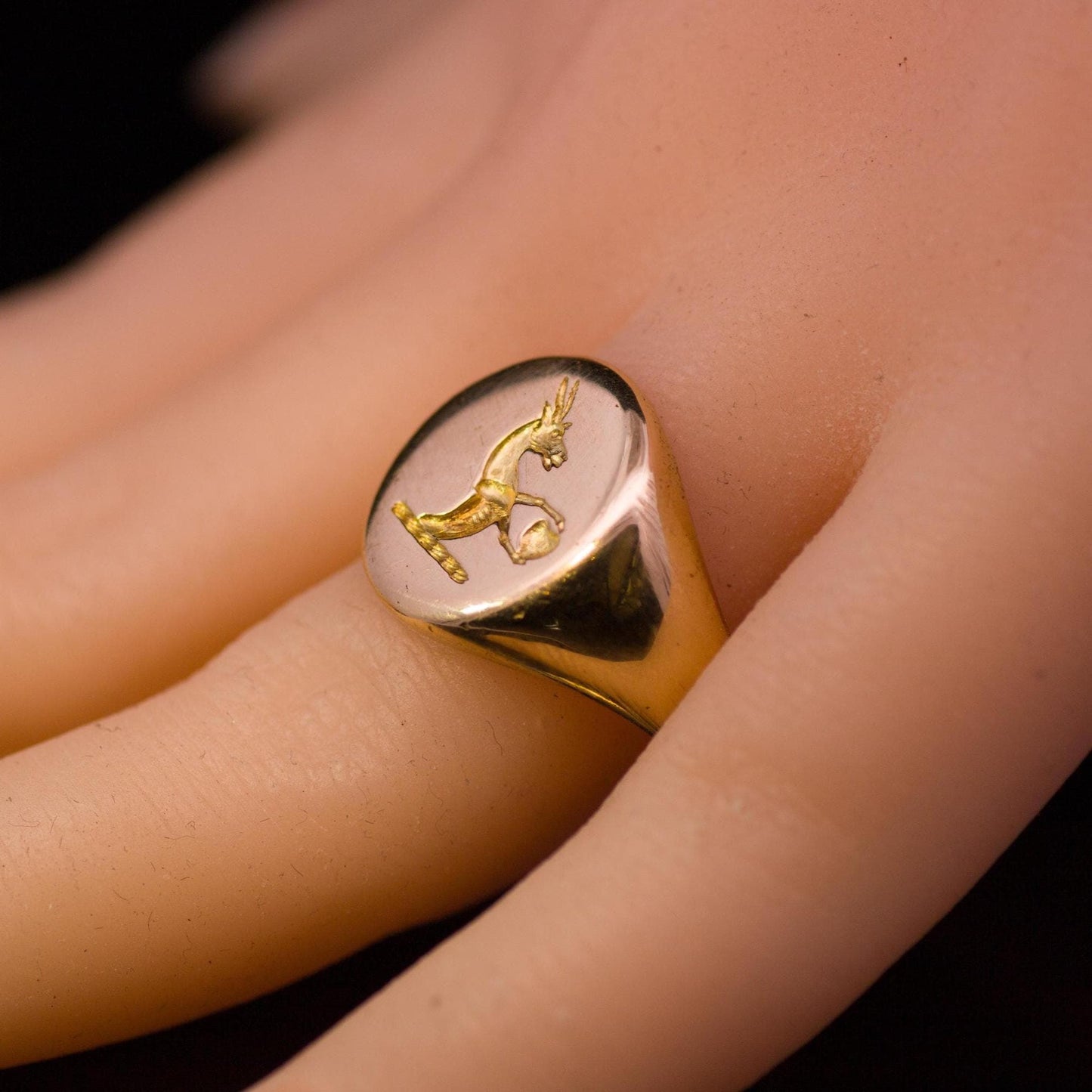 Antique 18ct Gold Seal Engraved Signet Ring. Hamilton Family Crest English Hallmarked 1922.