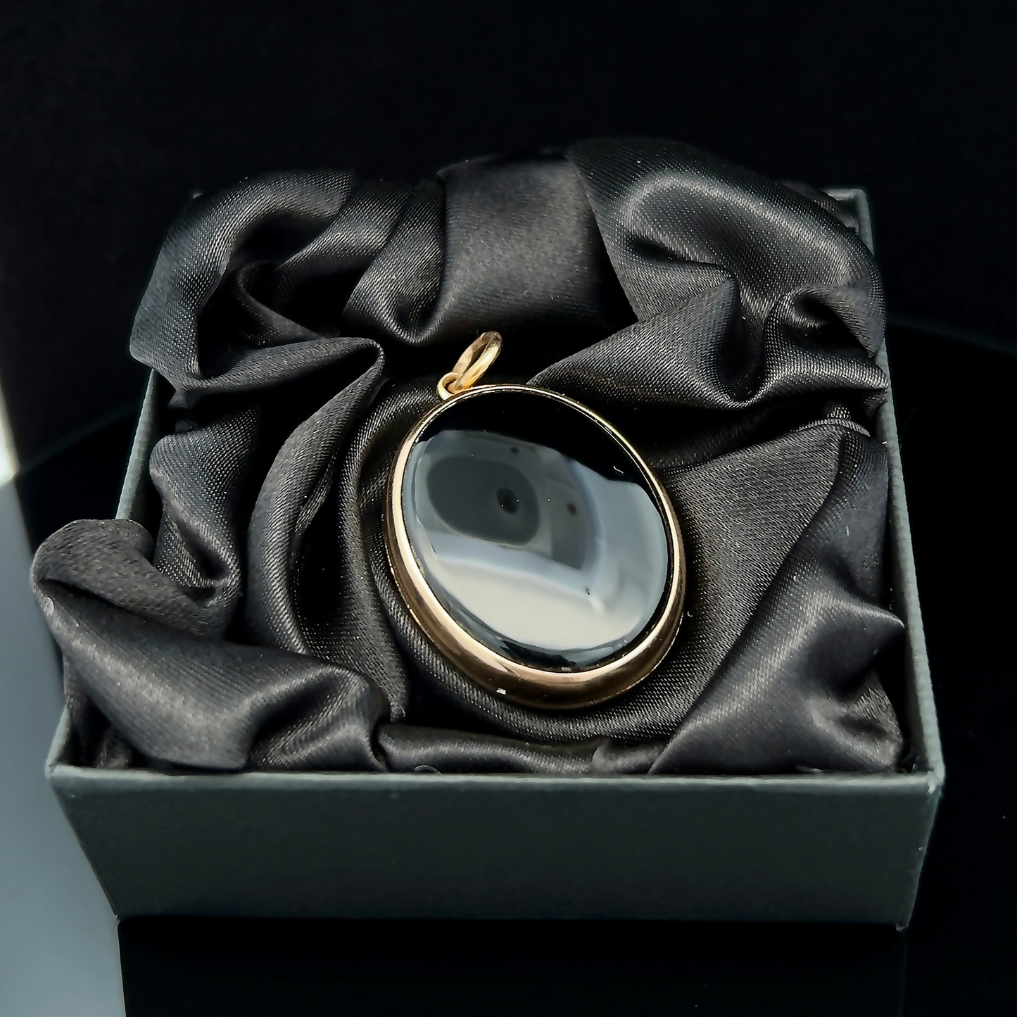 Antique Victorian Vauxhall Glass 15ct Gold Mourning Locket