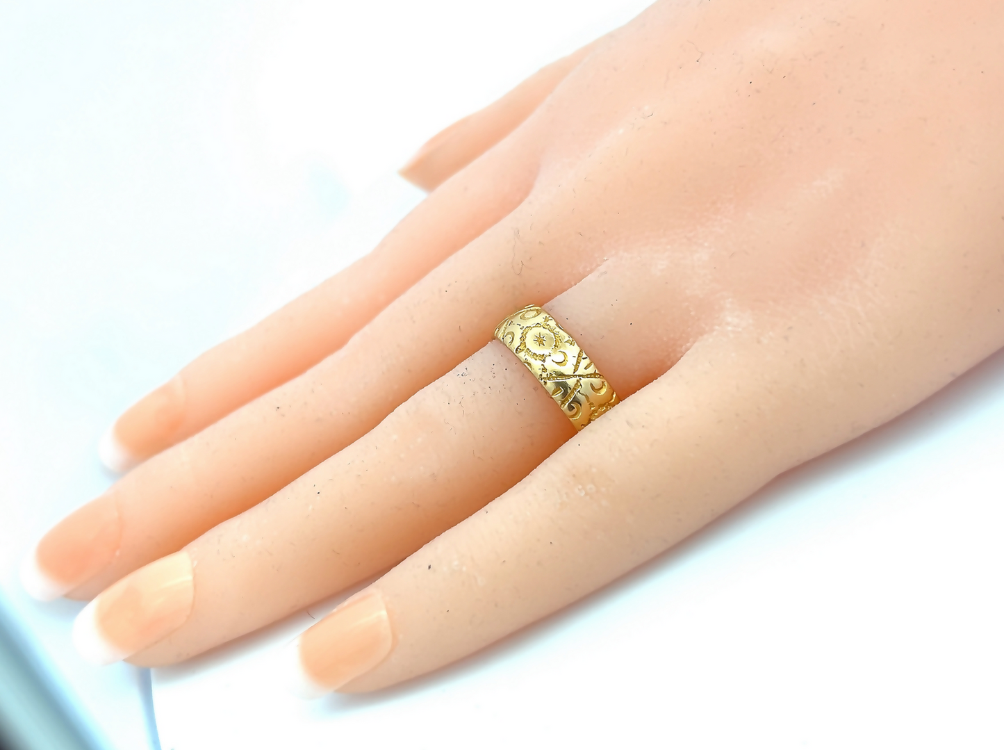 Antique Edwardian 18ct Gold Hand Engraved Wedding Ring