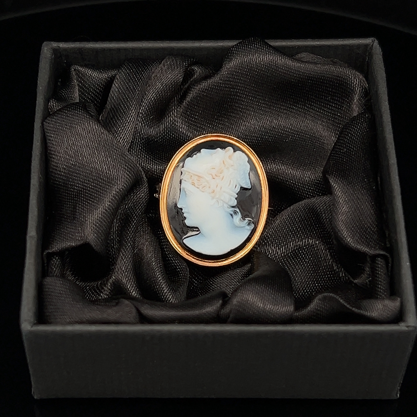 Rare Antique Victorian Grand Tour Hardstone Perseus and Medusa 15ct Gold Cameo Brooch