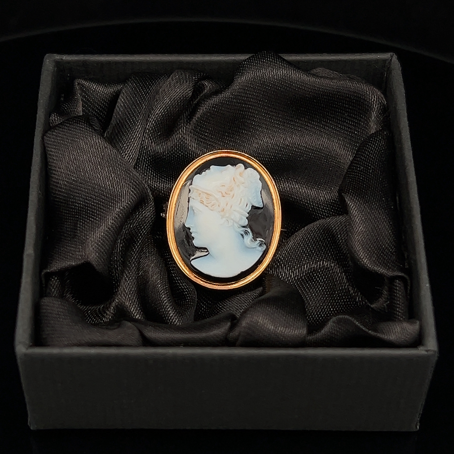 Rare Antique Victorian Grand Tour Hardstone Perseus and Medusa 15ct Gold Cameo Brooch