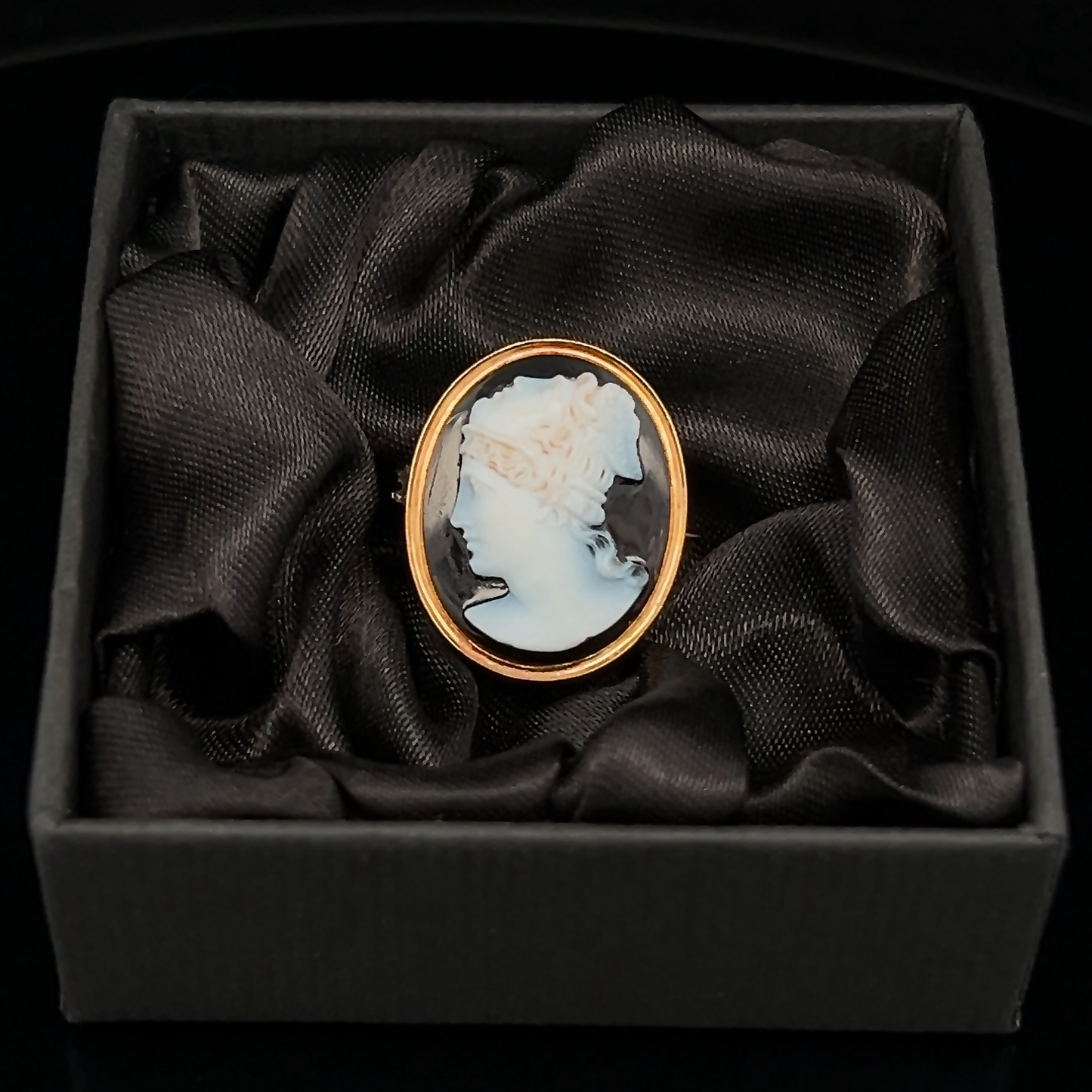 Rare Antique Victorian Grand Tour Hardstone Perseus and Medusa 15ct Gold Cameo Brooch