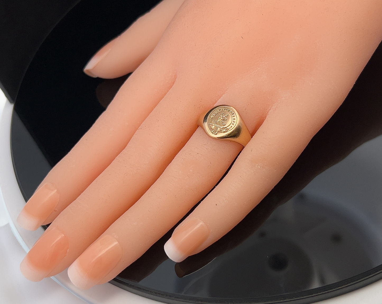 Vintage  "Truth Conquers" 9ct Gold Carved Intaglio / Seal Engraved Signet Ring