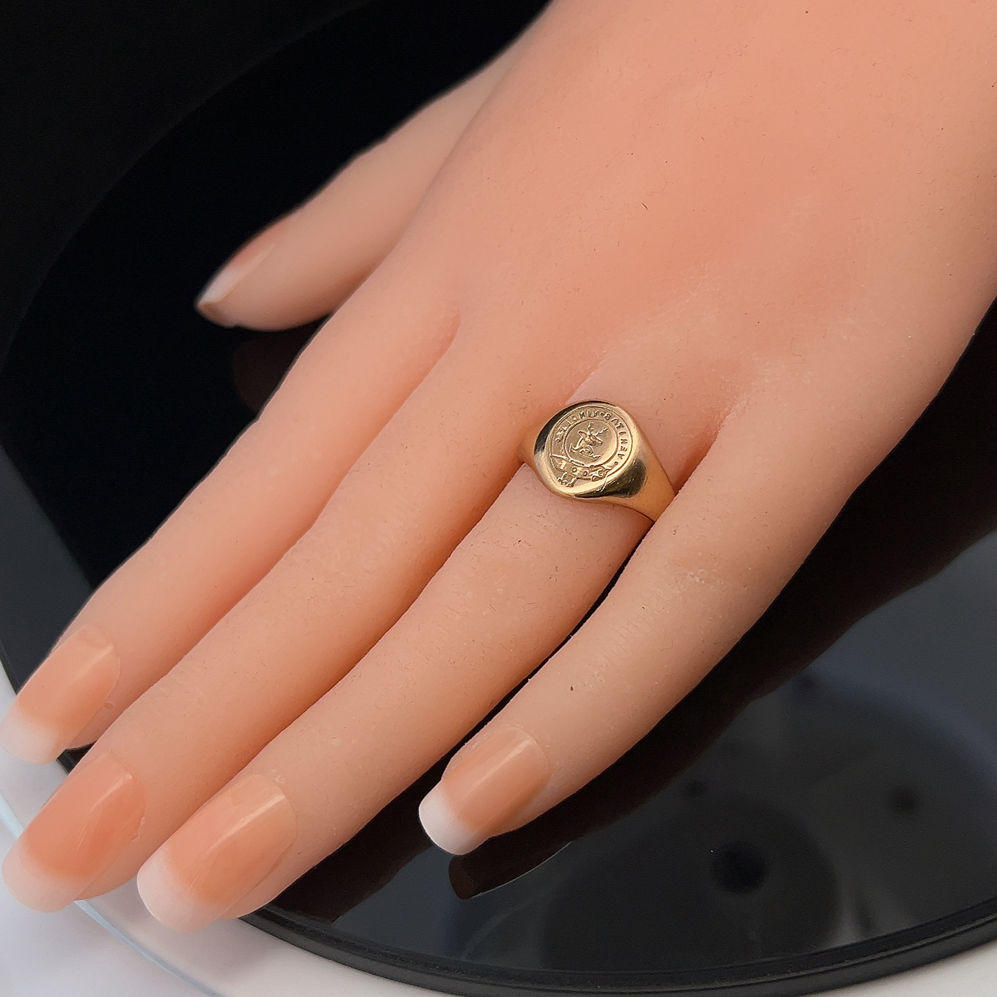 Vintage  "Truth Conquers" 9ct Gold Carved Intaglio / Seal Engraved Signet Ring