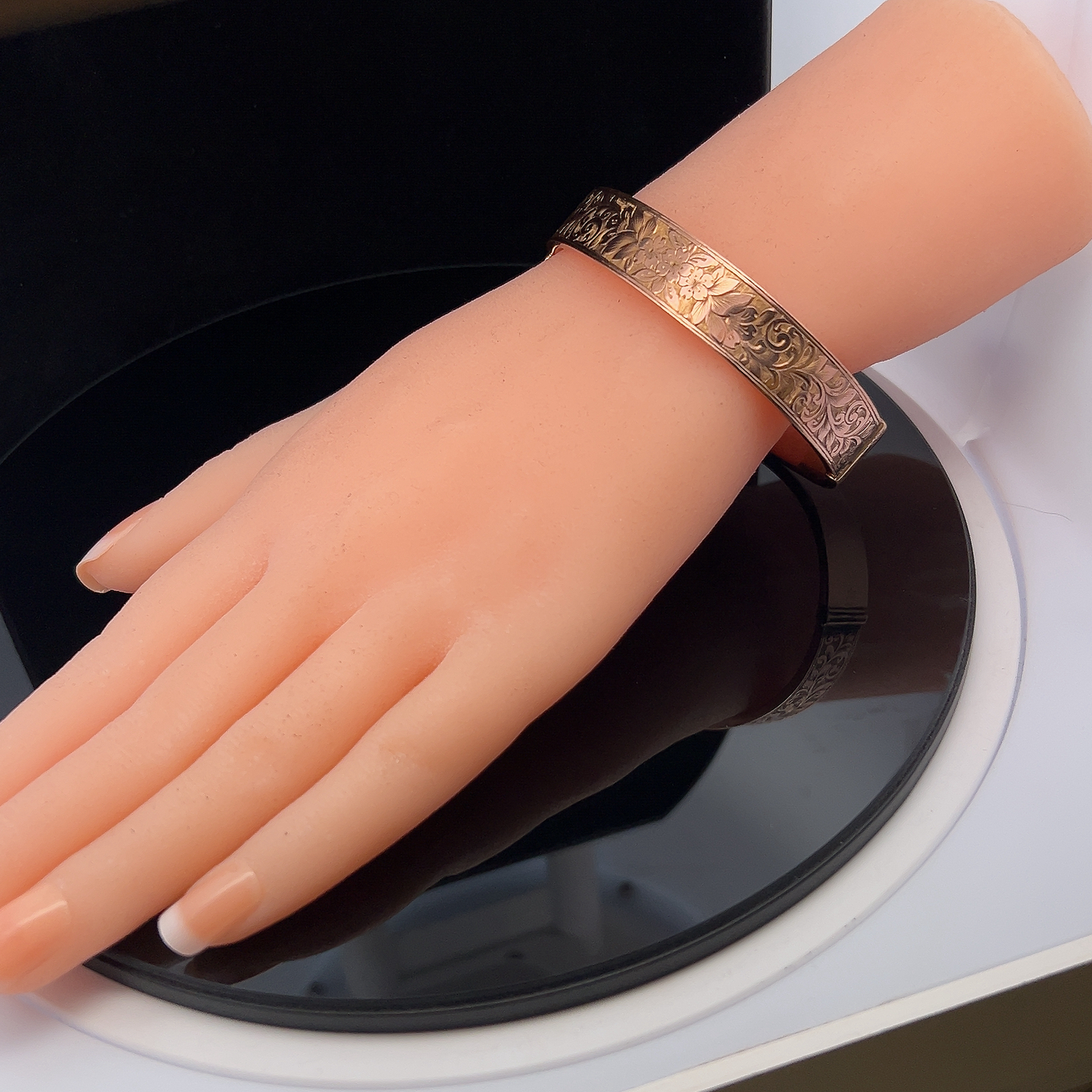 Antique Art Deco 9ct Rose Gold Hinged Bangle with Engraved Foliate Motifs