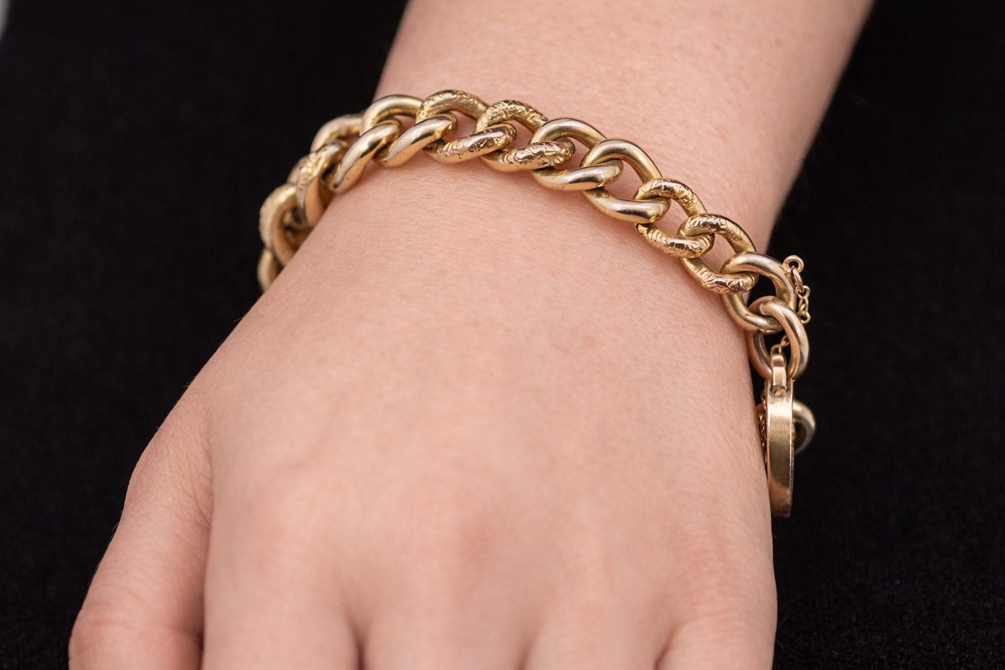 Beautiful Antique 9ct Gold Tapered `Hollow Curb` Bracelet. Hand Engraved. C1900
