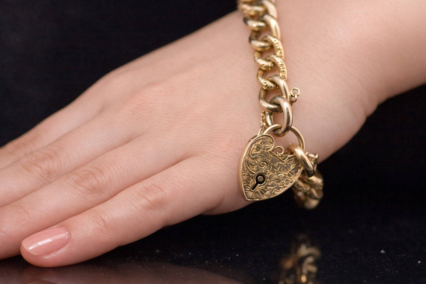 Beautiful Antique 9ct Gold Tapered `Hollow Curb` Bracelet. Hand Engraved. C1900