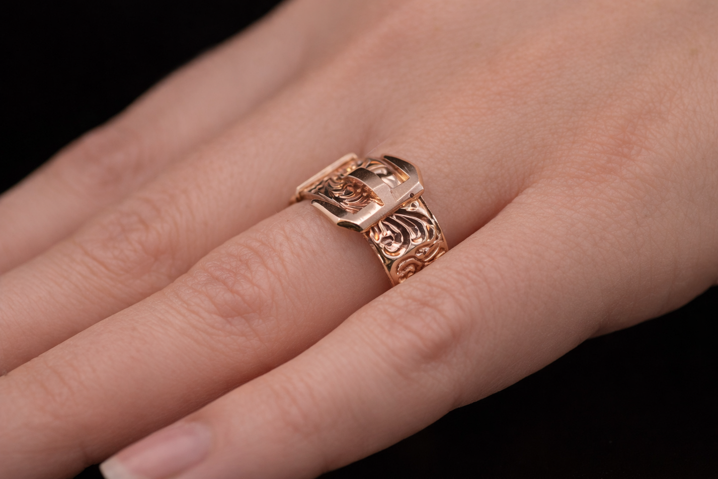 Vintage 9ct Gold Buckle Ring. Superb Crisp Example. London 1971. Hand Chased & Engraved.