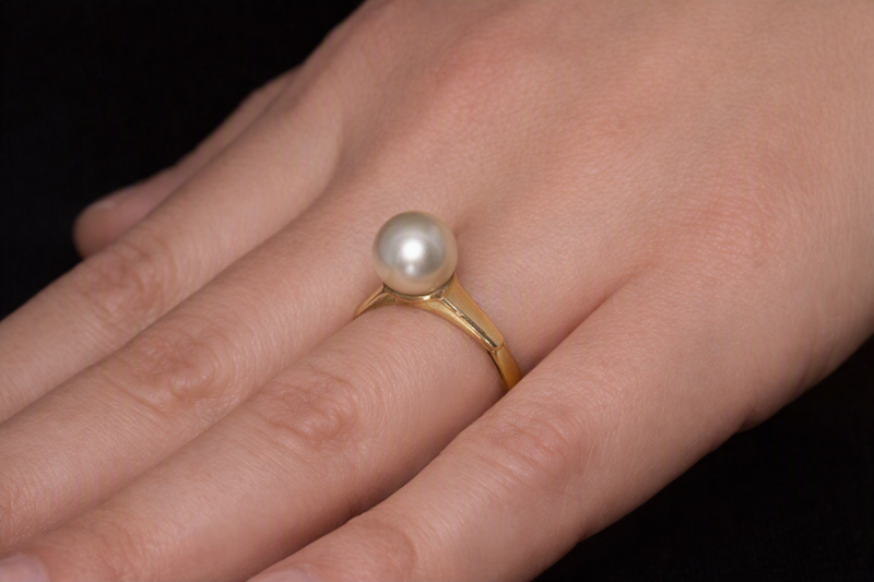 Vintage 18ct Gold and Cultured Pearl Ring. London 1985. 4.3g, Art-Deco.