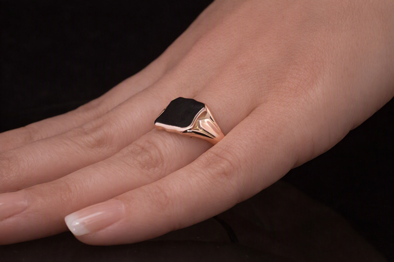 Antique 9ct Rose Gold 'Shield Shape' Signet Ring. Birmingham 1926
