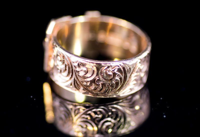 Vintage 9ct Gold Buckle Ring. Superb Crisp Example. London 1971. Hand Chased & Engraved.