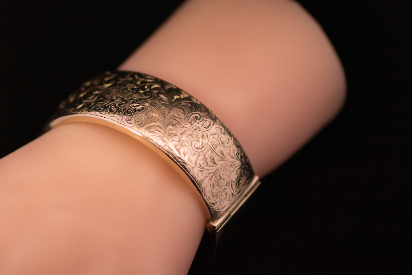 Vintage 9ct Hand Engraved Wide Hinged Bangle. Hallmarked  Birmingham 1967.  Over 31 grams.