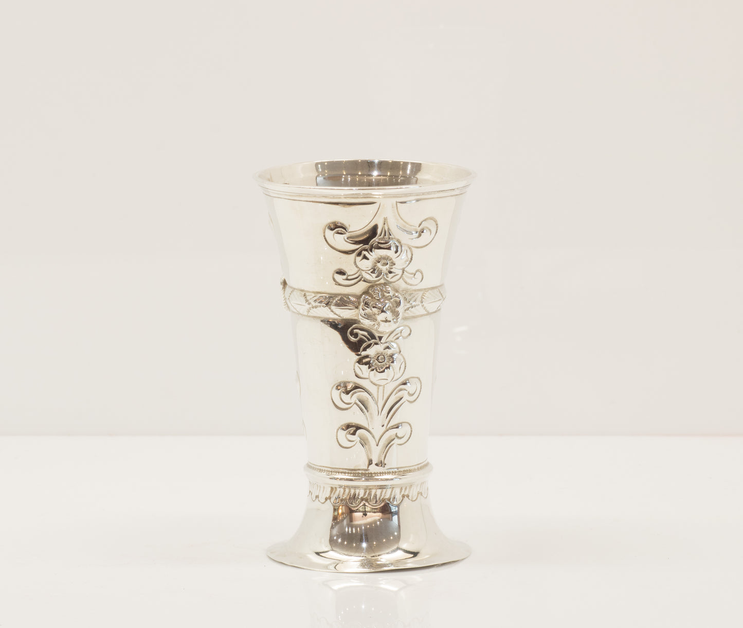 Very Pretty Antique Sterling Silver Posy vase. Assayed in London 1904.