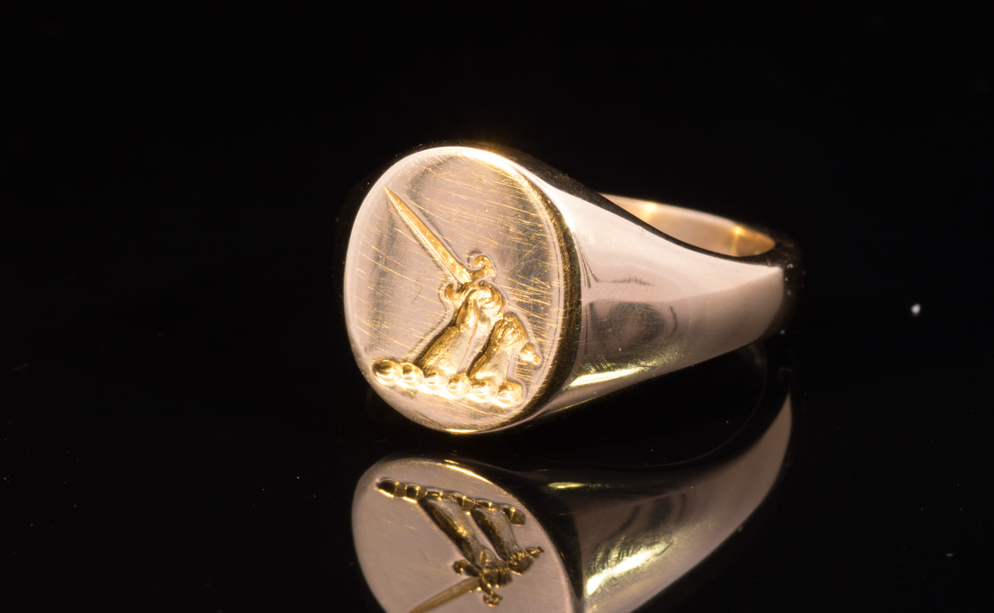 Vintage 18ct Gold. Seal Engraved Signet Ring. Family Crest Ring. 12.2grams.
