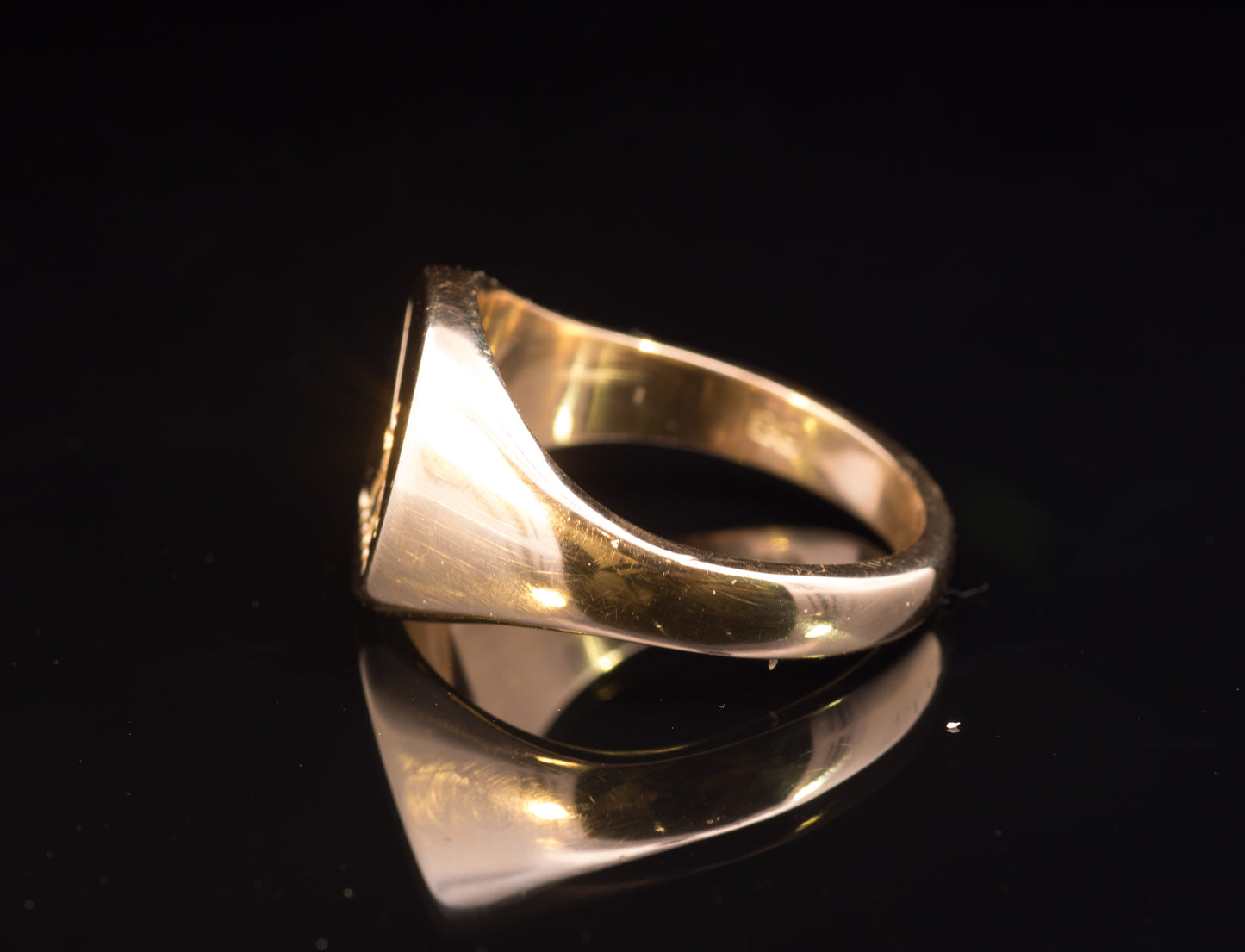 Vintage 18ct Gold. Seal Engraved Signet Ring. Family Crest Ring. 12.2grams.