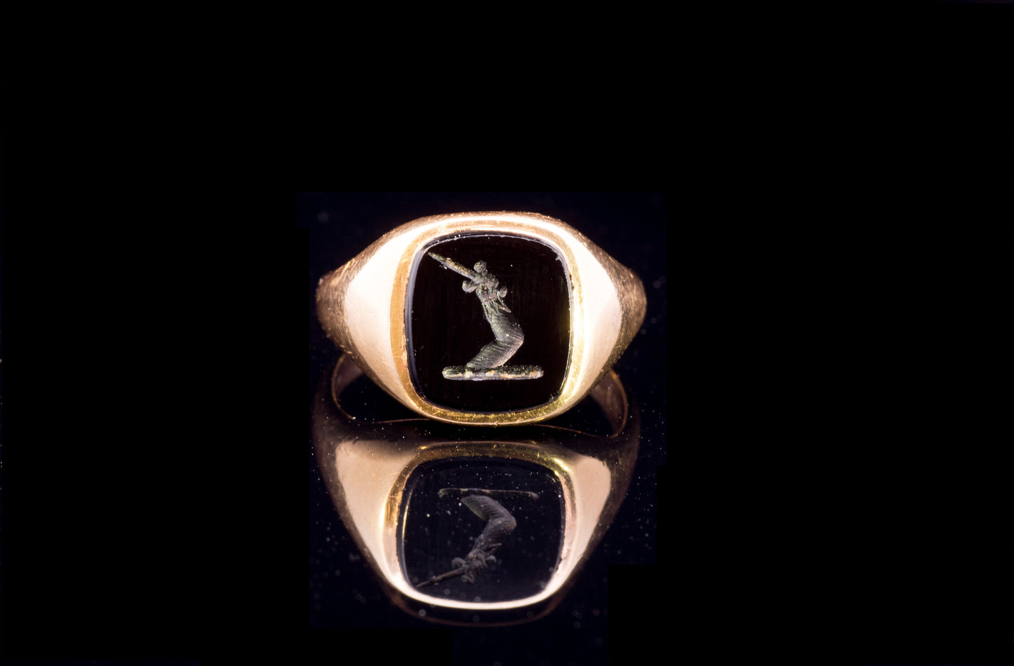 Vintage 18ct Gold and Onyx Signet ring London 1967. Arm Holding Sword.