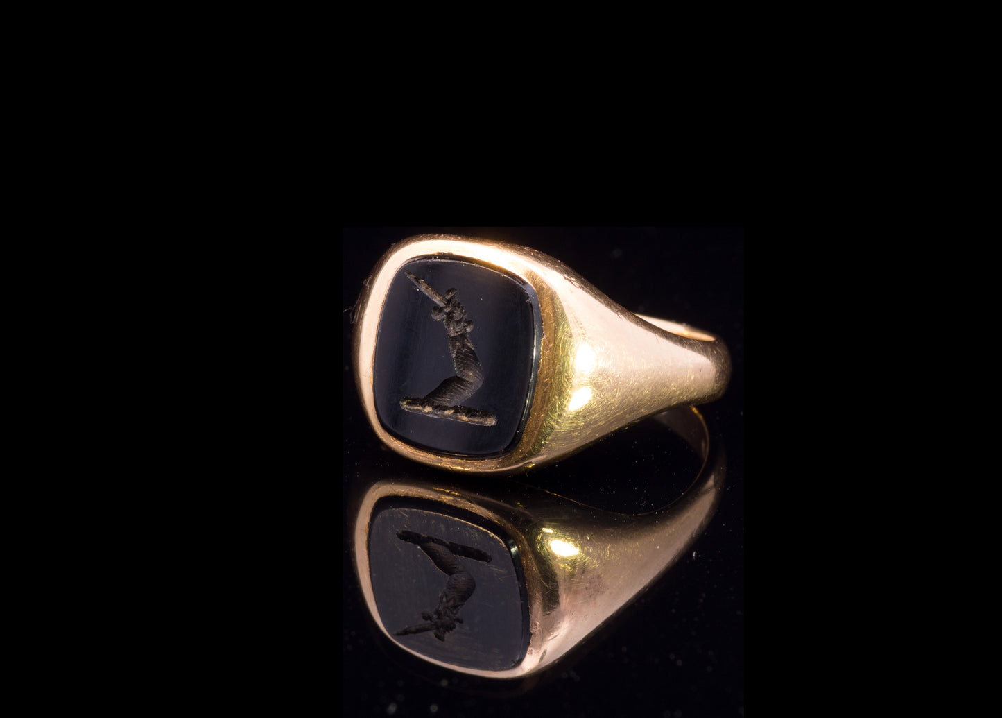 Vintage 18ct Gold and Onyx Signet ring London 1967. Arm Holding Sword.