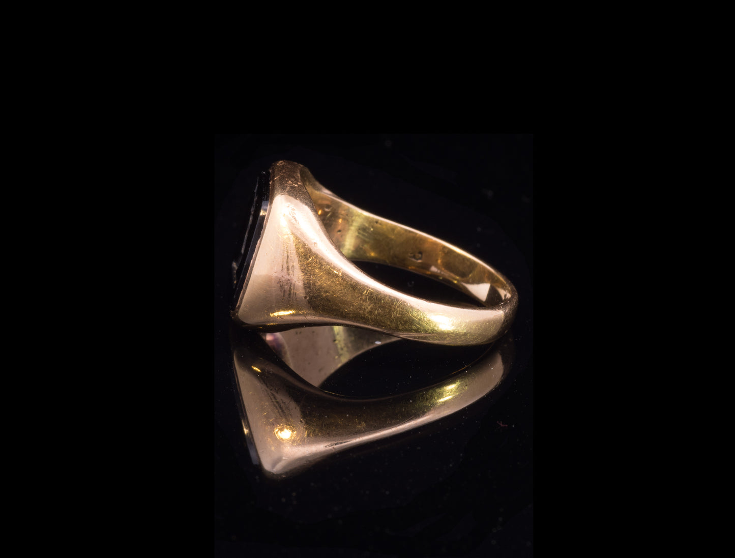 Vintage 18ct Gold and Onyx Signet ring London 1967. Arm Holding Sword.