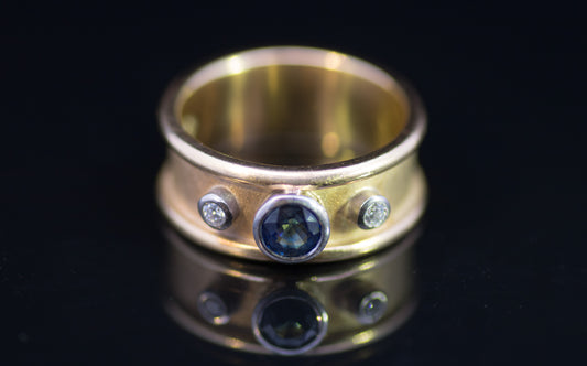 Vintage 18ct Gold Sapphire & Diamond Etruscan Style Ring. Circa 1999. 10.3g