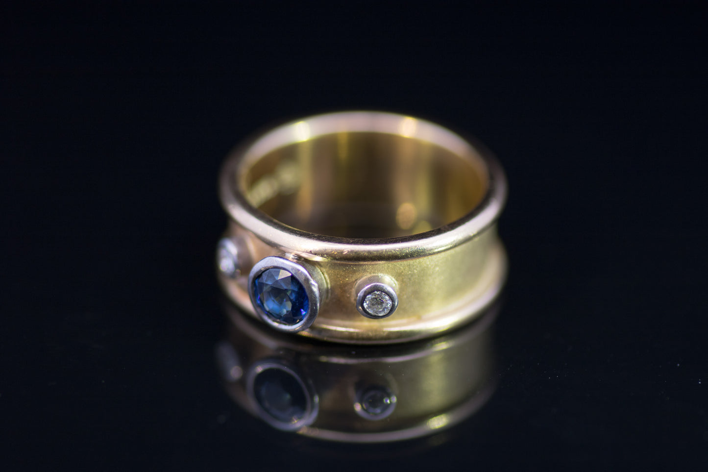 Vintage 18ct Gold Sapphire & Diamond Etruscan Style Ring. Circa 1999. 10.3g