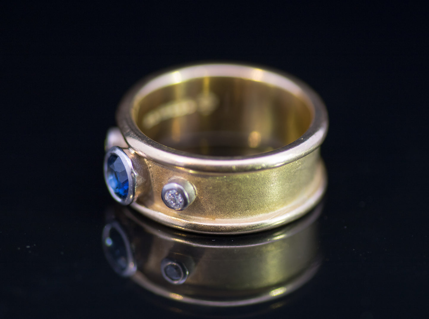 Vintage 18ct Gold Sapphire & Diamond Etruscan Style Ring. Circa 1999. 10.3g