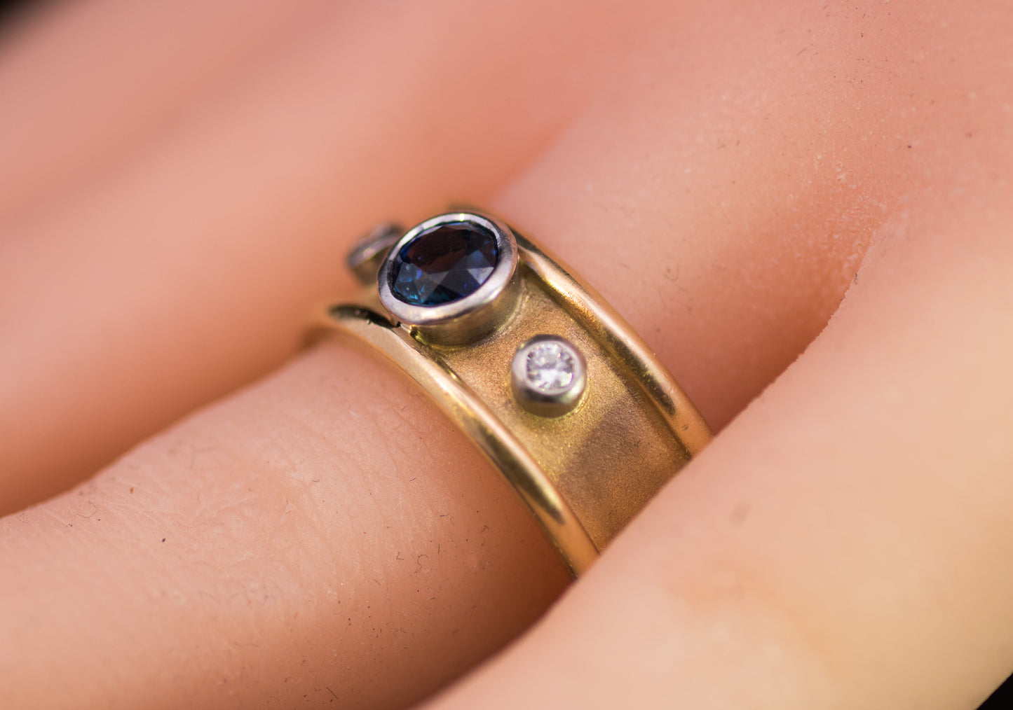 Vintage 18ct Gold Sapphire & Diamond Etruscan Style Ring. Circa 1999. 10.3g