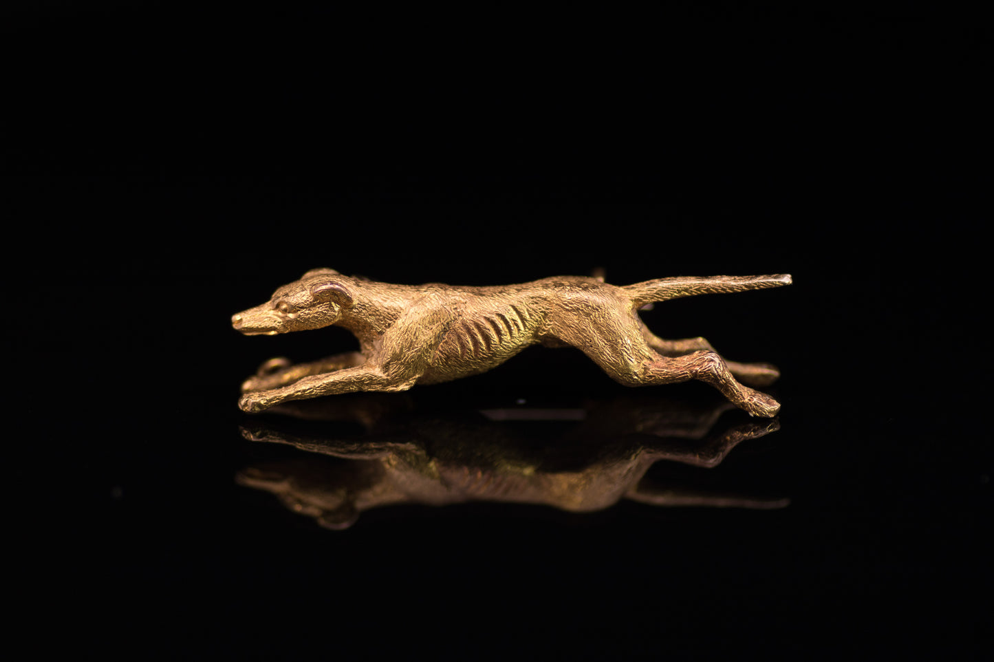 Antique Edwardian 15ct Gold Lurcher Brooch C.1900. Beautifully Chased & Engraved.