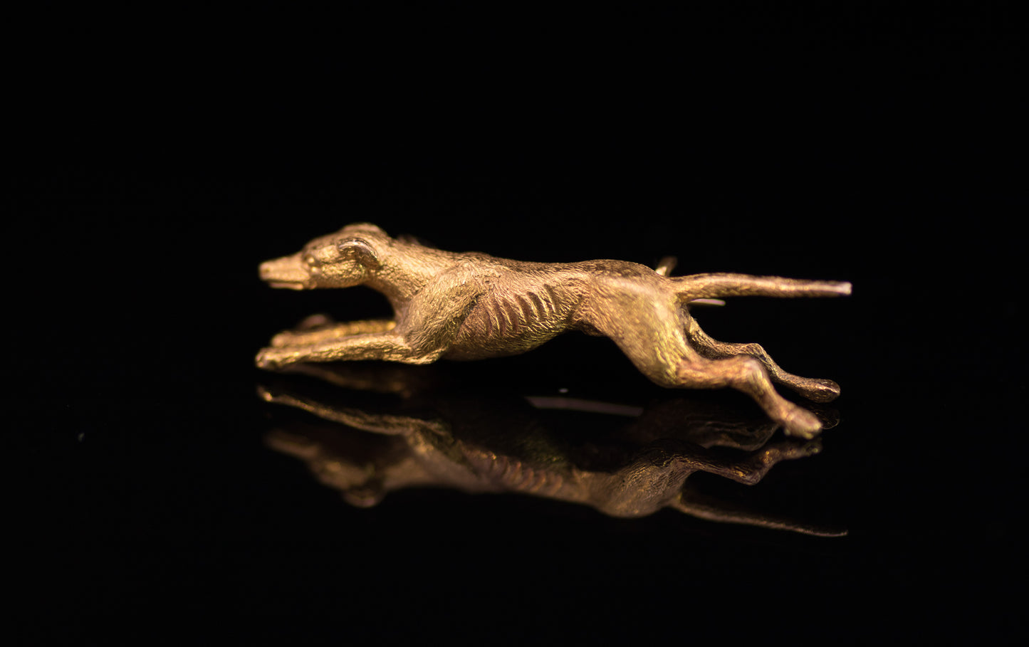 Antique Edwardian 15ct Gold Lurcher Brooch C.1900. Beautifully Chased & Engraved.