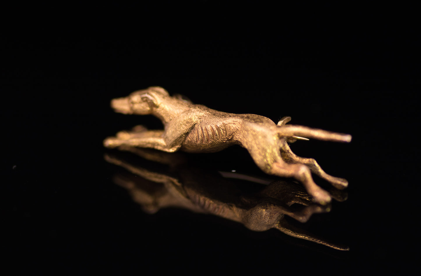 Antique Edwardian 15ct Gold Lurcher Brooch C.1900. Beautifully Chased & Engraved.