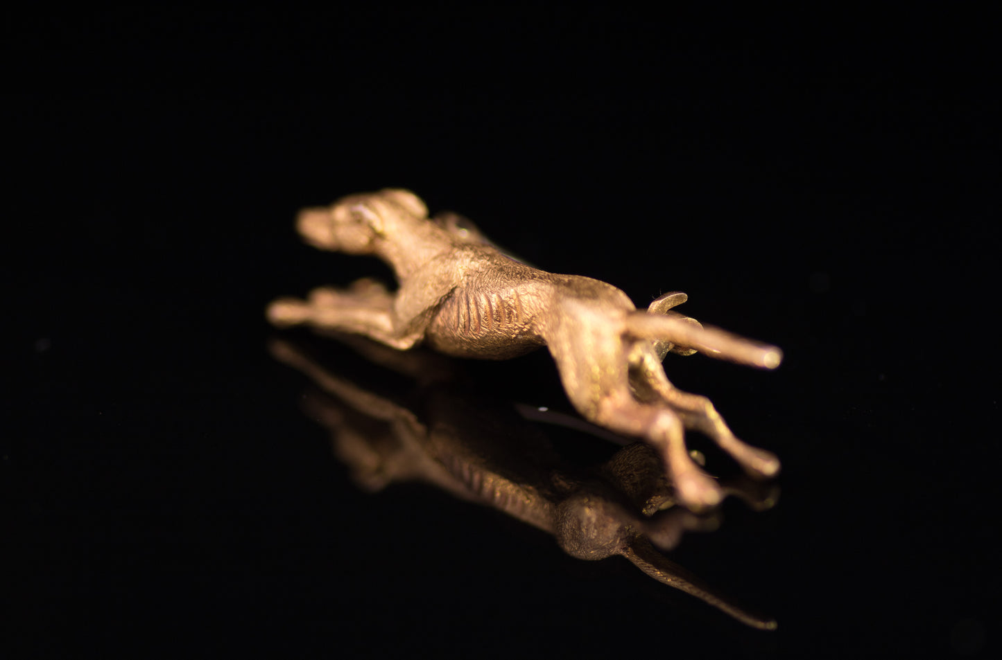 Antique Edwardian 15ct Gold Lurcher Brooch C.1900. Beautifully Chased & Engraved.