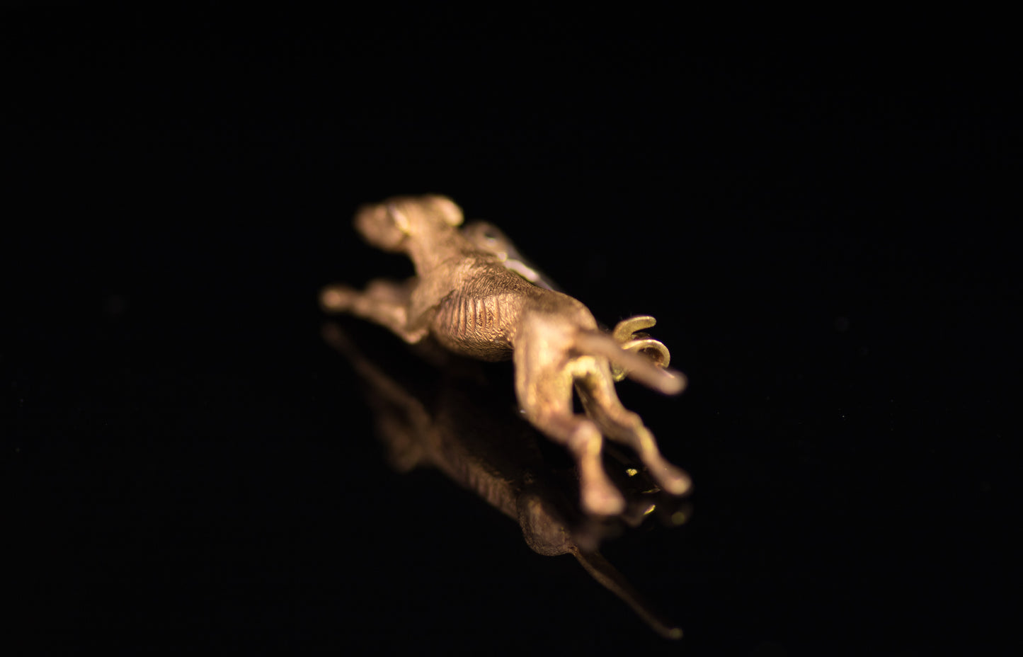 Antique Edwardian 15ct Gold Lurcher Brooch C.1900. Beautifully Chased & Engraved.