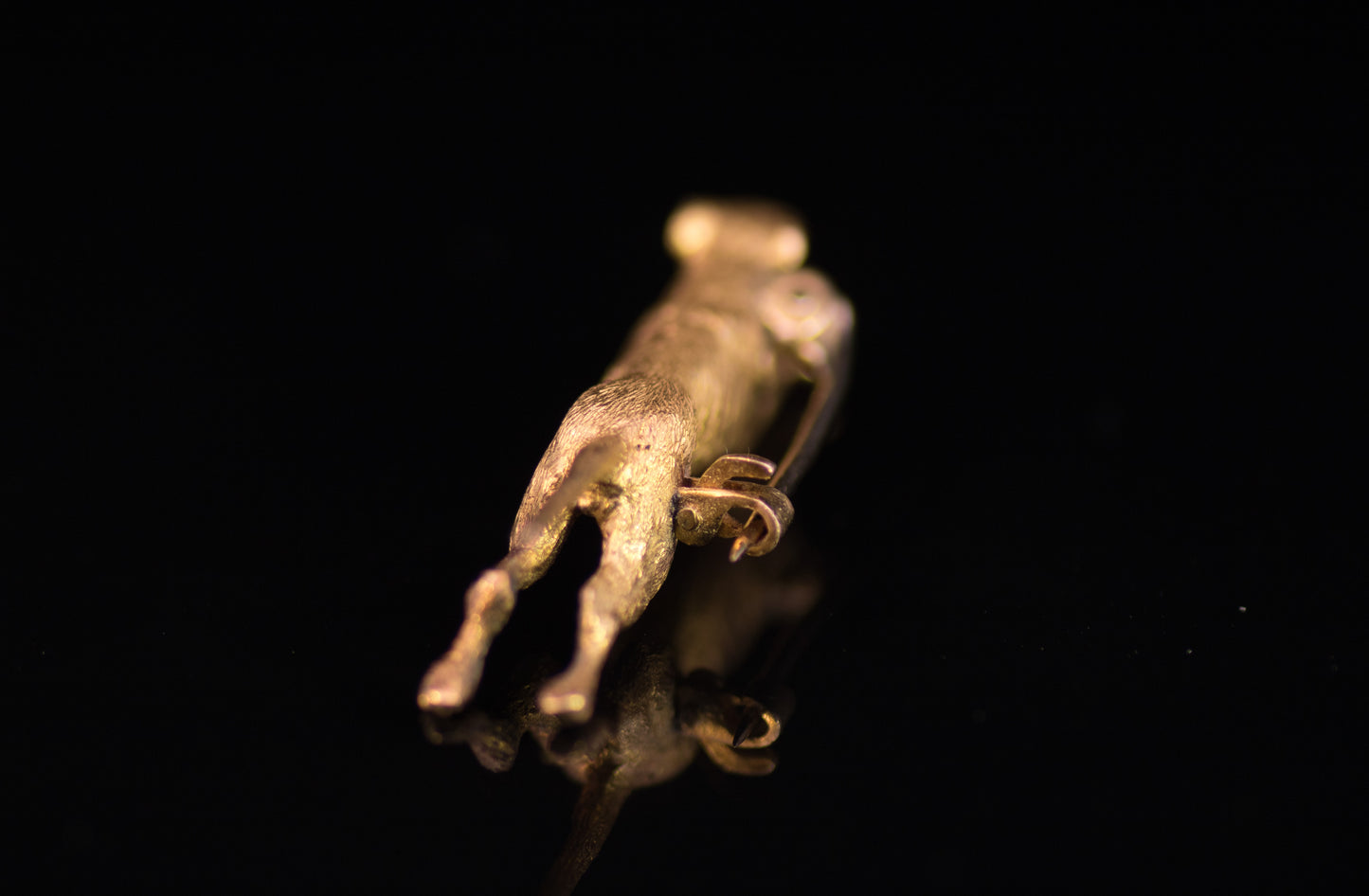 Antique Edwardian 15ct Gold Lurcher Brooch C.1900. Beautifully Chased & Engraved.