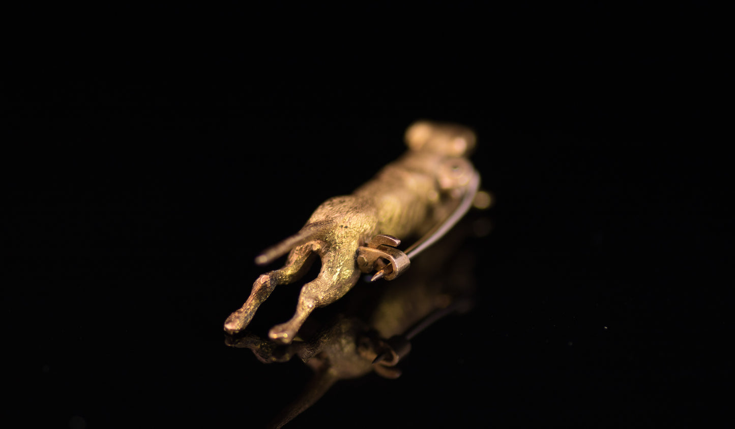 Antique Edwardian 15ct Gold Lurcher Brooch C.1900. Beautifully Chased & Engraved.