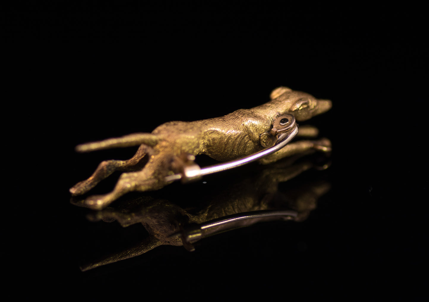 Antique Edwardian 15ct Gold Lurcher Brooch C.1900. Beautifully Chased & Engraved.