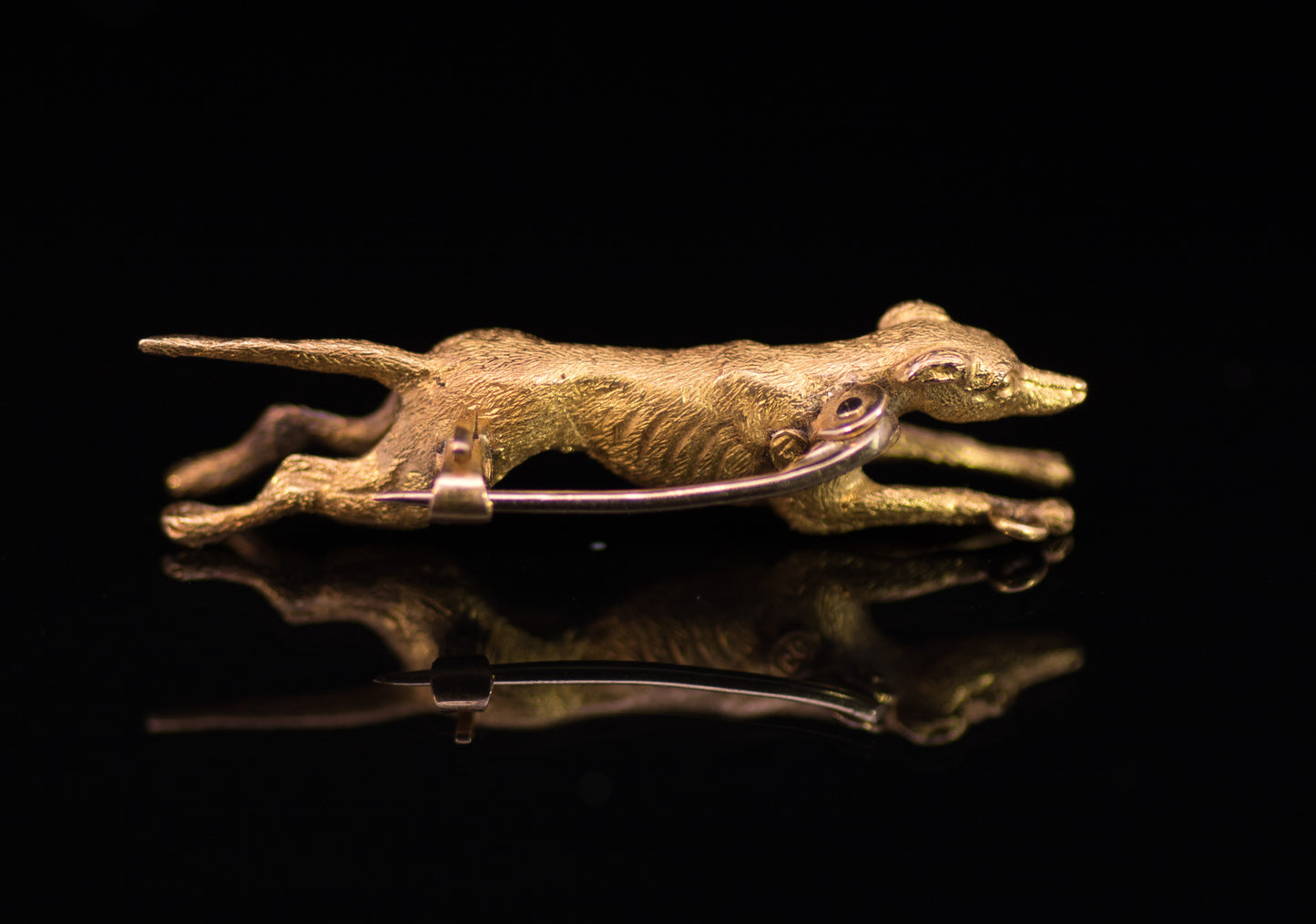 Antique Edwardian 15ct Gold Lurcher Brooch C.1900. Beautifully Chased & Engraved.
