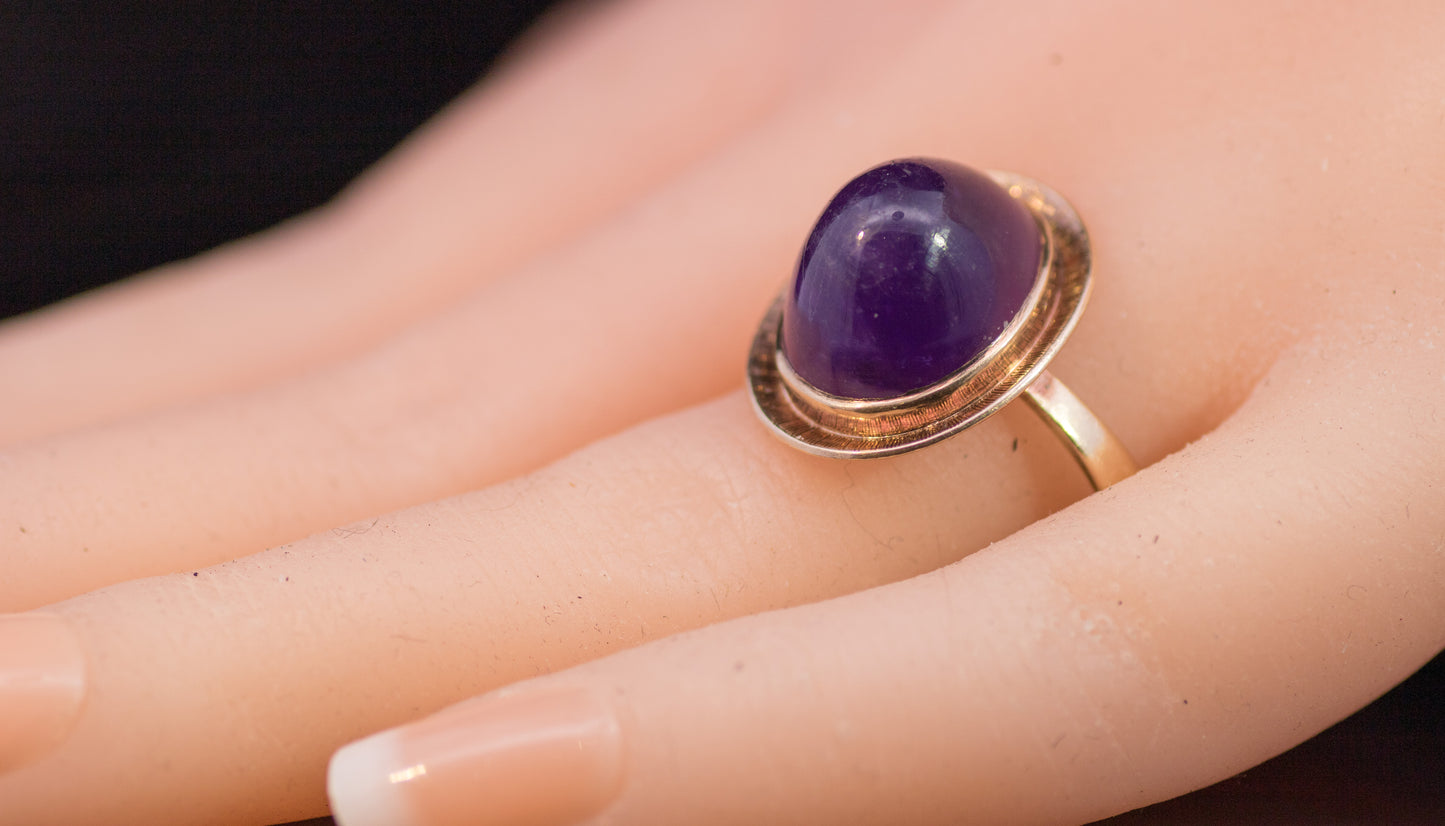 Vintage 9ct Gold 'Sugar Loaf' Amethyst Ring. Circa 1960's