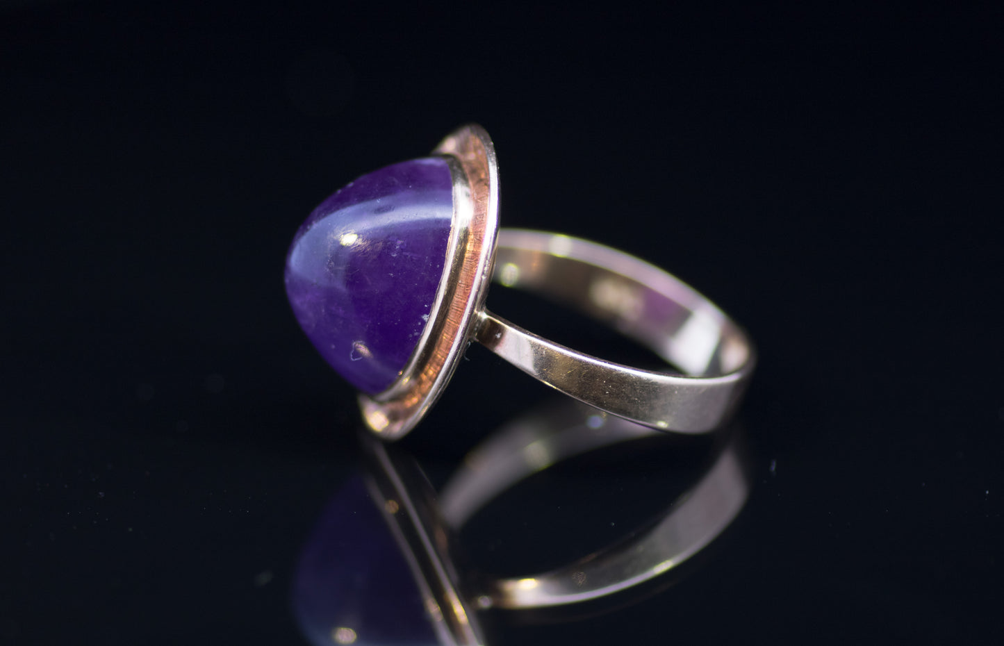 Vintage 9ct Gold 'Sugar Loaf' Amethyst Ring. Circa 1960's