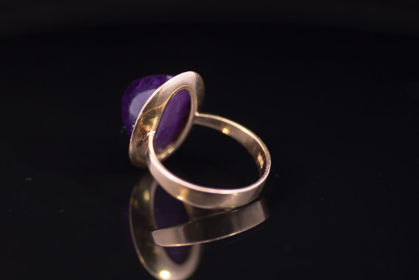 Vintage 9ct Gold 'Sugar Loaf' Amethyst Ring. Circa 1960's