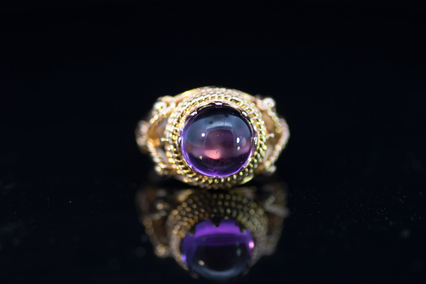 Vintage 9ct Gold and Amethyst Cabochon Etruscan Style Ring. Assayed in London 1972.