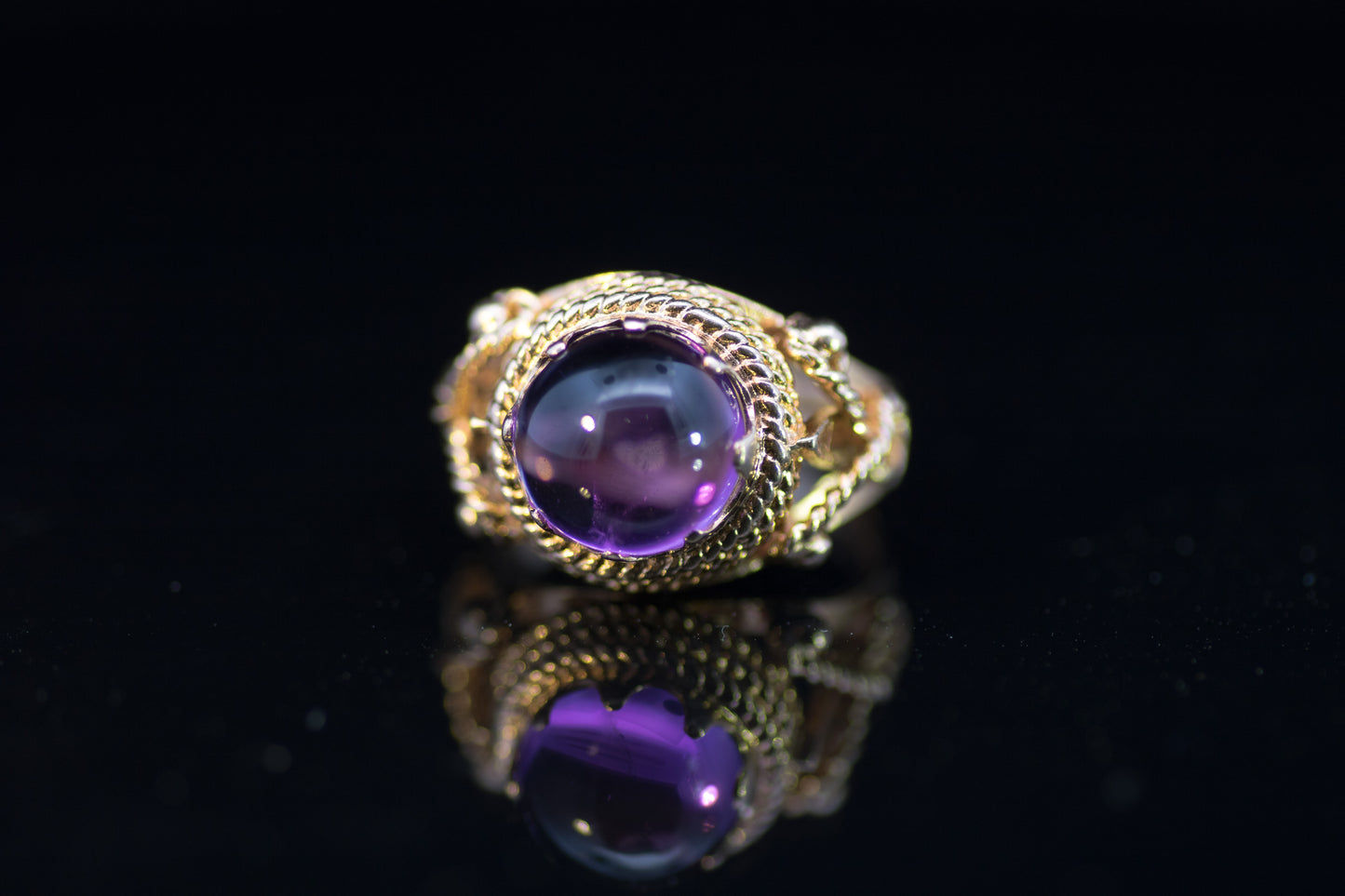 Vintage 9ct Gold and Amethyst Cabochon Etruscan Style Ring. Assayed in London 1972.