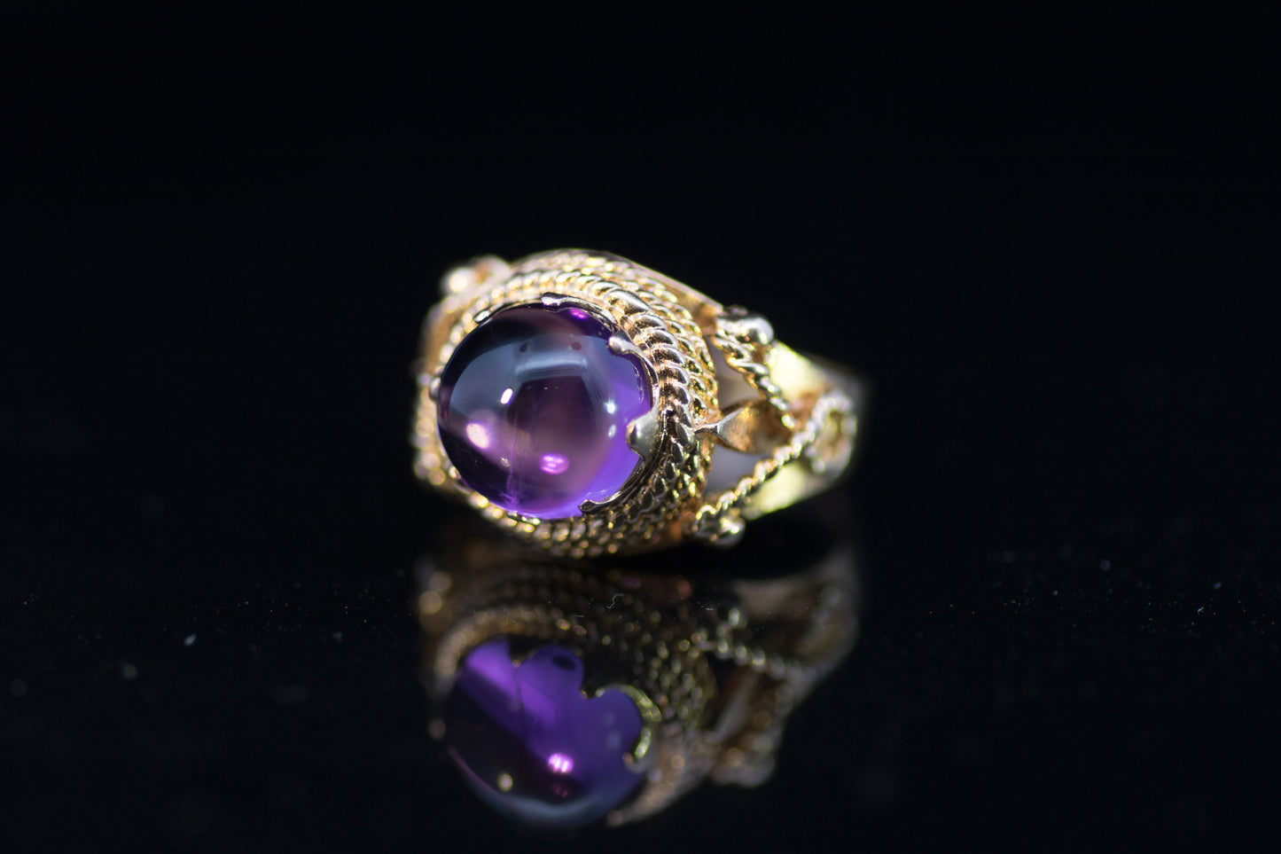 Vintage 9ct Gold and Amethyst Cabochon Etruscan Style Ring. Assayed in London 1972.